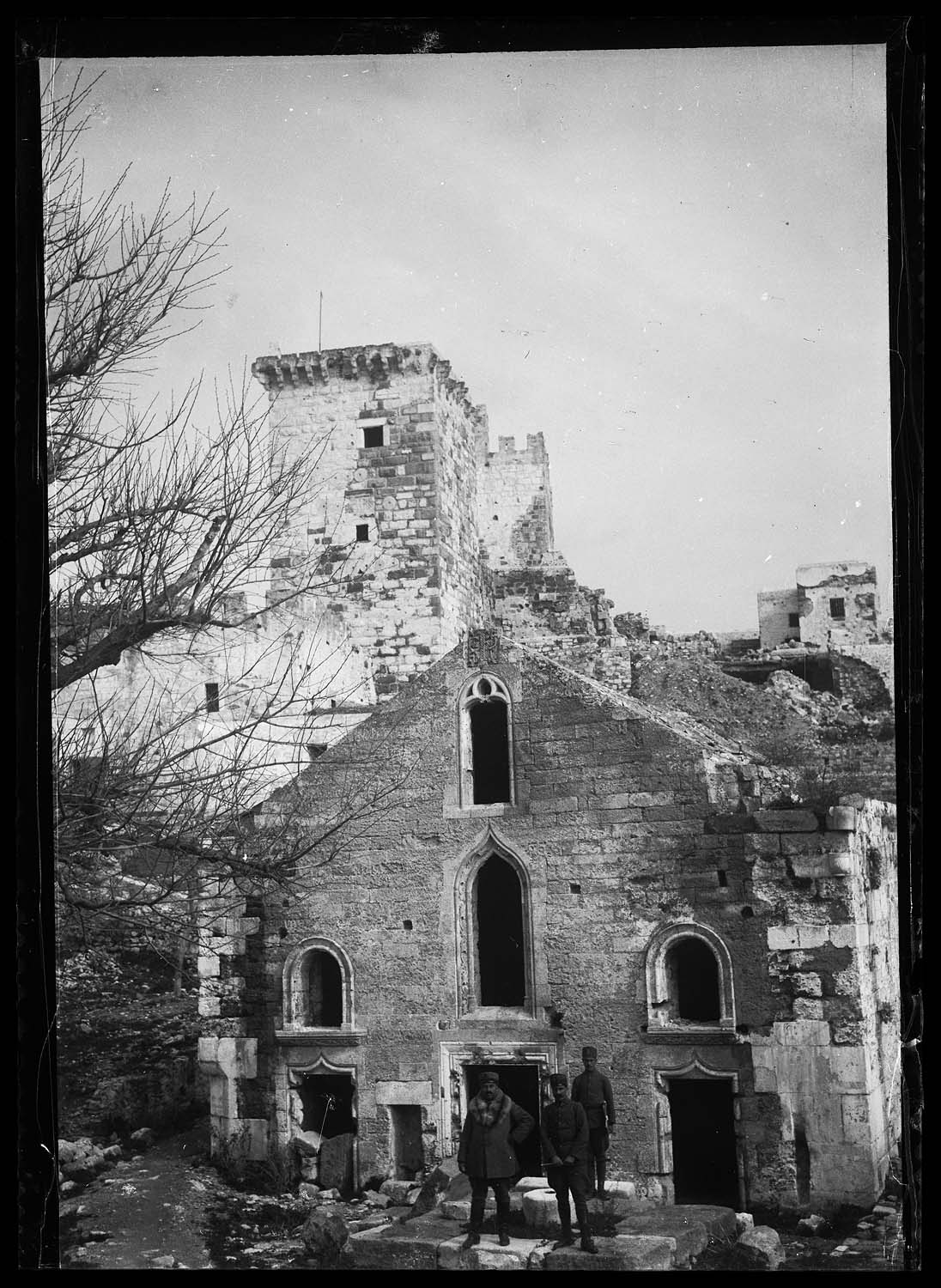 Façade de la chapelle ; au second plan, la tour d'Italie